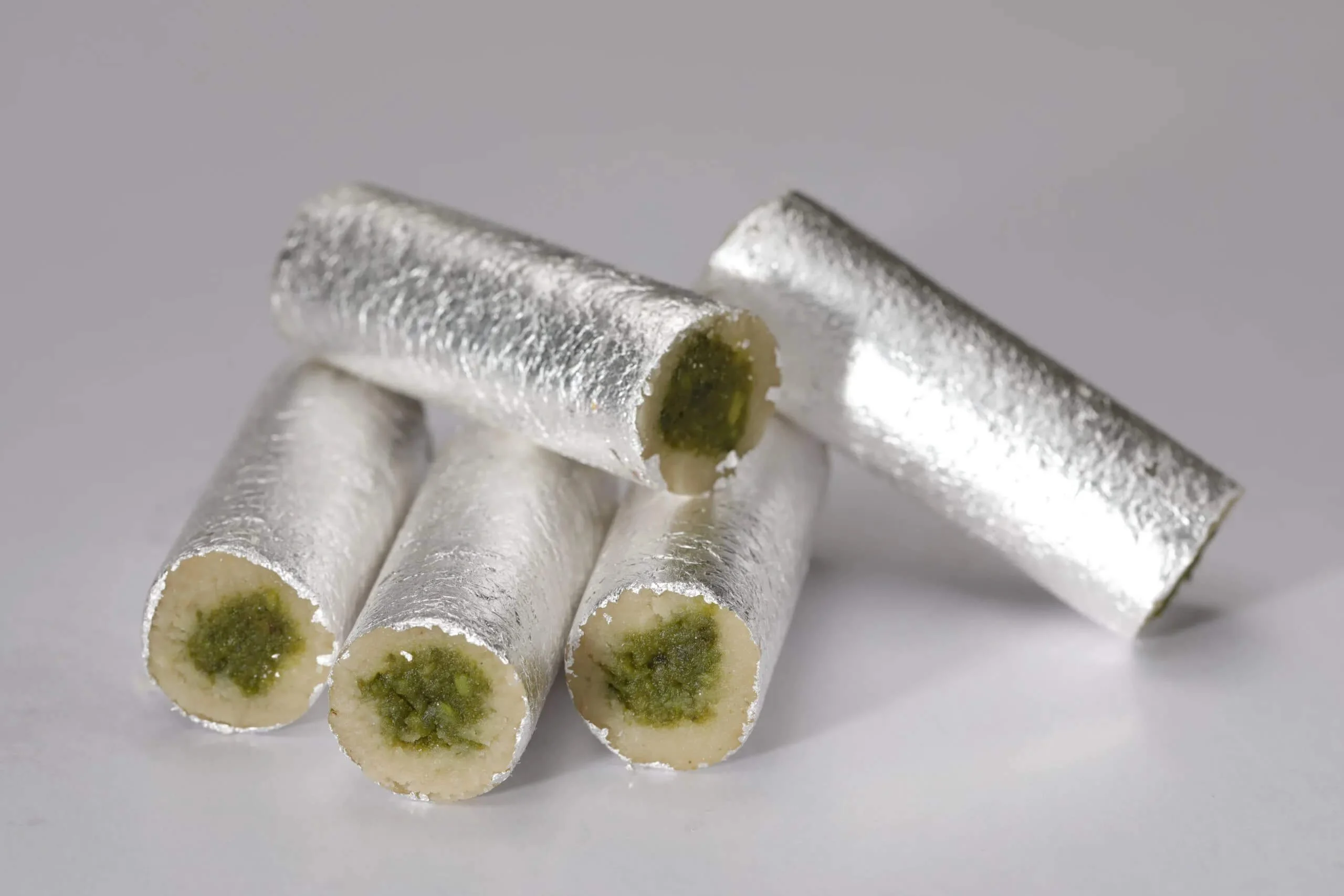 होली पर बनाएं स्पैशल काजू रोल्स, जानिए इसकी लाजवाब रेसिपी kaju rolls